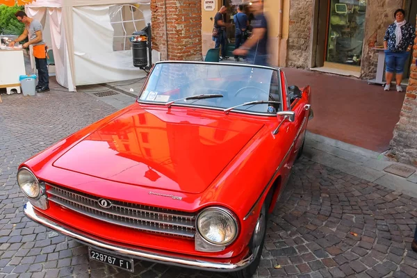 Menschen auf Retro-Fahrzeuge Ausstellung auf den Straßen von spilamberto, i — Stockfoto