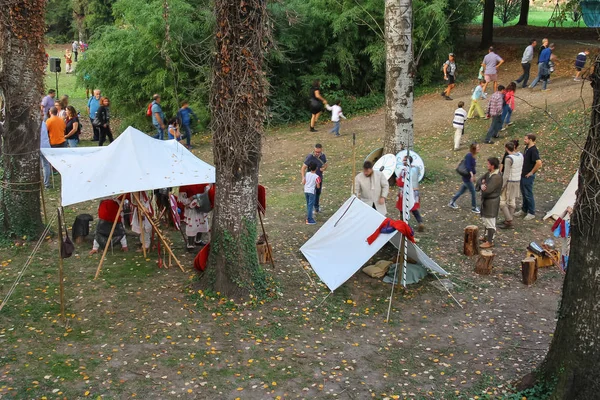 Lidí v kostýmu party v parku Spilamberto, Itálie — Stock fotografie