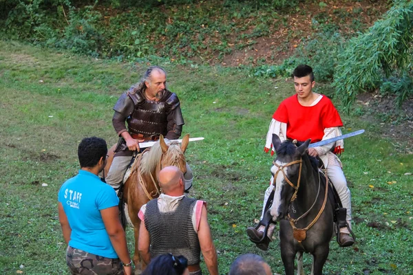 Persone alla storica festa in costume nel parco di Spilamberto, Italia — Foto Stock