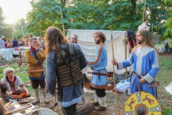 Fête costumée historique dans le parc de Spilamberto, Italie — Photo