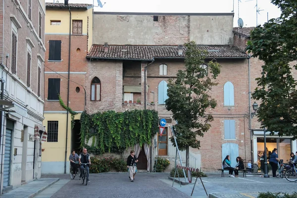 Personnes dans le centre historique de Spilamberto, Italie — Photo