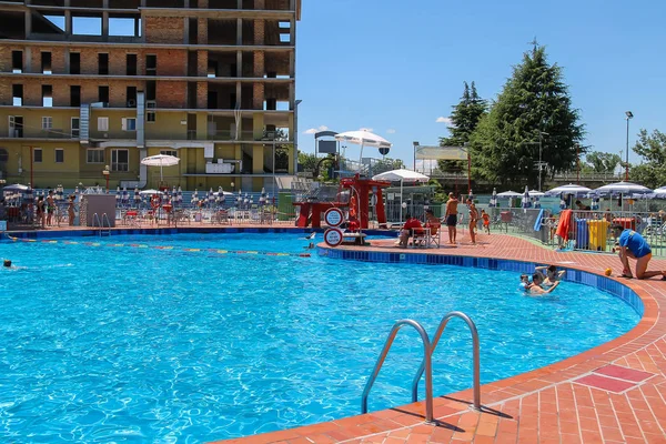 Gente en piscinas de Piscina Barracuda, San Cesario Sul P — Foto de Stock