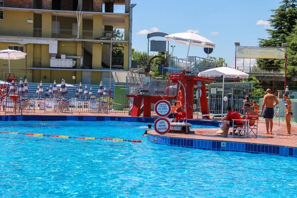 People near sweeming pools of Piscina Barracuda, San Cesario Sul — Stock Photo, Image