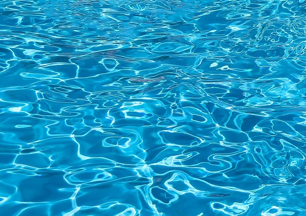 Agua azul en la moderna piscina de sudor — Foto de Stock