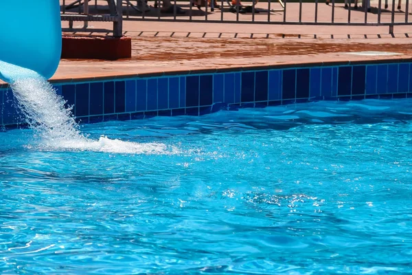 Blaues Wasser im modernen Schwimmbecken — Stockfoto
