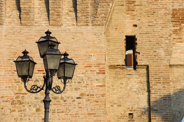 Linterna de estilo vintage antes de la antigua muralla de la fortaleza. Spilamberto, Ita — Foto de Stock