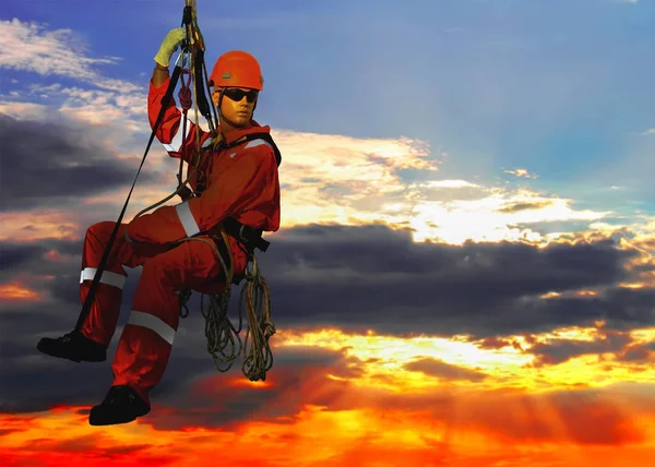 Schaufensterpuppe in Overalls Kirchturm auf bewölkten Himmel Hintergrund — Stockfoto