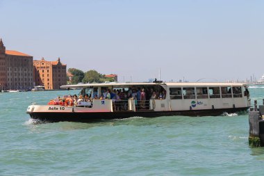 Yolcu tekneleri Giudecca Canal, Venice, turist ile bu