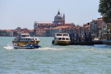 Yolcu tekneleri ile turistler Ve Adriyatik Denizi'nde pier yakınındaki