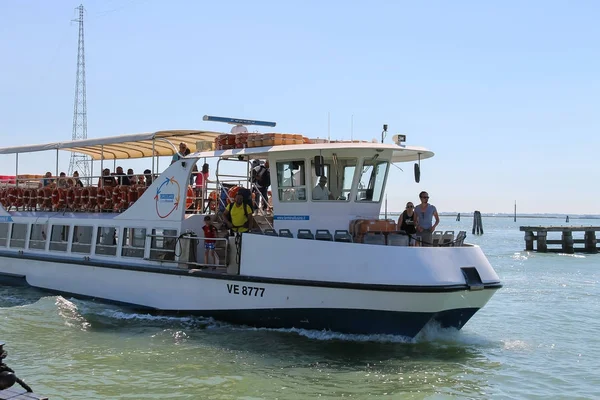 Pasażerów z turystów na Morzu Adriatyckim, w pobliżu Wenecji, łodzią I — Zdjęcie stockowe