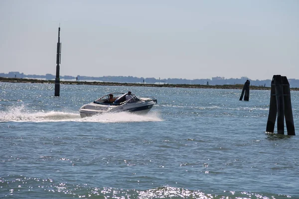 Motorboot met toeristen in de Adriatische Zee in de buurt van Vienice, Italië — Stockfoto