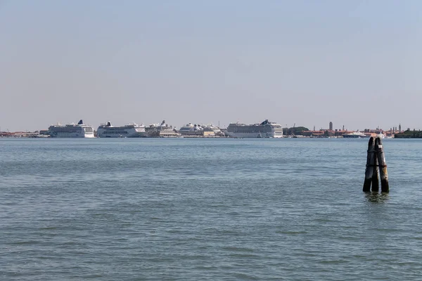 Duże liniowca statków na Morzu Adriatyckim, Wenecja, Włochy — Zdjęcie stockowe
