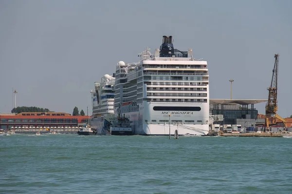 Duże cruise liner statek na Morzu Adriatyckim, Wenecja, Włochy — Zdjęcie stockowe