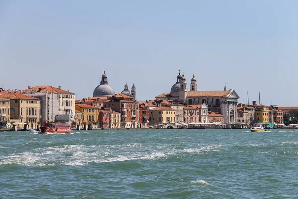 Passengers boats with tourists in the Adriatic Sea near Venice, — Stock Photo, Image