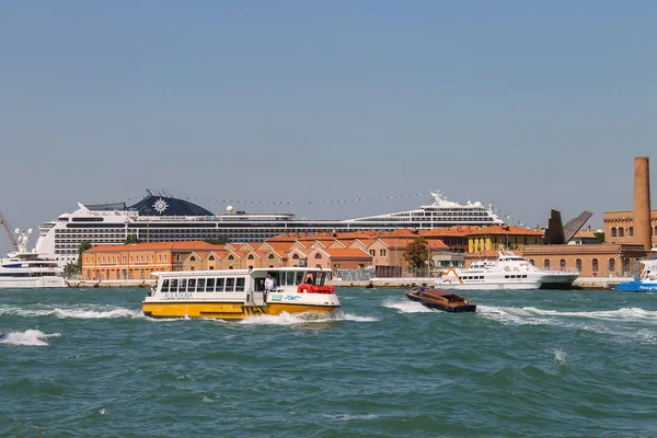 Duże cruise liner statków i łodzi turystycznych małych w Adriatyku S — Zdjęcie stockowe
