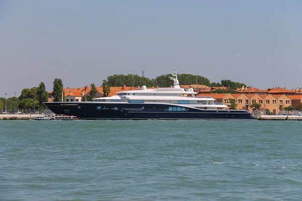 Passagiers boten met toeristen in de Adriatische Zee in de buurt van Venetië, — Stockfoto