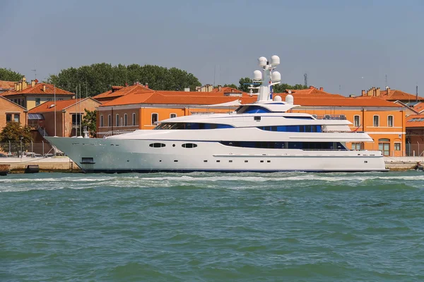 Moderne passagiers boot in de Adriatische Zee in de buurt van Venetië, Italië — Stockfoto