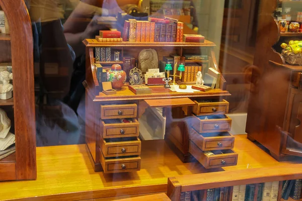 Decorative wooden desk in vintage style in window of souvenir st — Stock Photo, Image