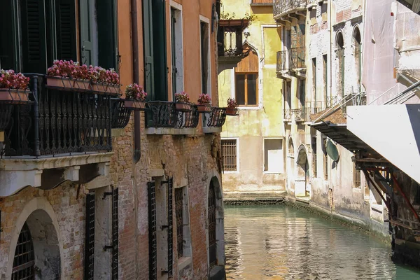 Vista del famoso pequeño canal en Venecia, Italia —  Fotos de Stock