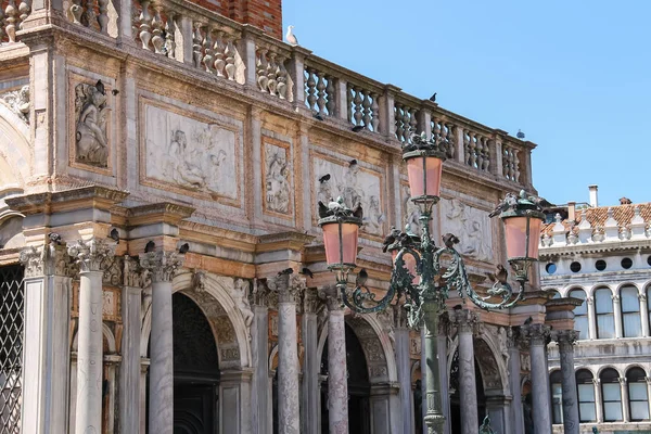 Alte Laterne auf dem berühmten Markusplatz in Venedig, Italien — Stockfoto