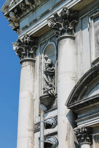 Old statue on facade of the Church of Santa Maria del Rosario (G — Stock Photo, Image
