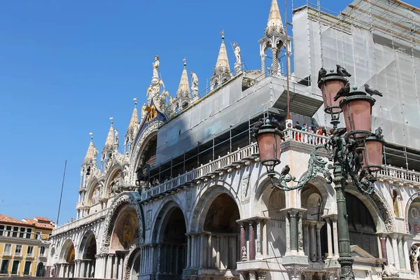 Touristen auf dem berühmten Markusplatz in Venedig, Italien — Stockfoto