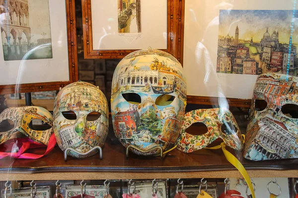 Máscaras venecianas tradicionales en la ventana de la tienda de recuerdos en Venecia —  Fotos de Stock