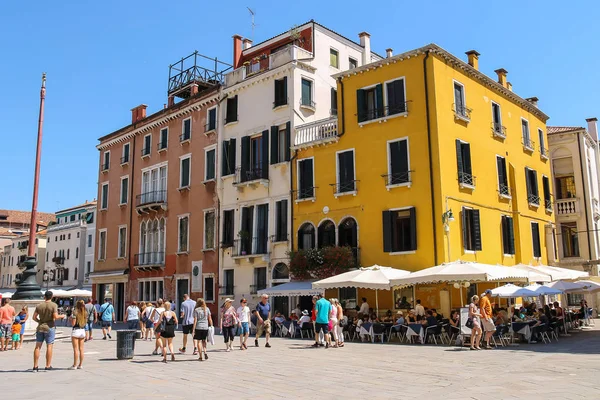 聖シュテファン広場の上を歩いての観光客。ヴェネツィア, イタリア — ストック写真