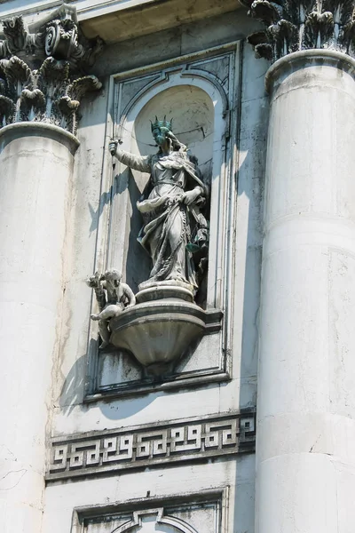 Estátua antiga na fachada da Igreja de Santa Maria del Rosario (G — Fotografia de Stock