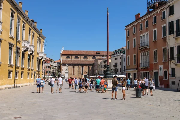 Turistas caminhando na praça de Santo Estêvão. Veneza, Itália Imagem De Stock
