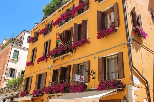 Facade of picturesque Agli Alboretti Hotel in Venice, Italy — Stock Photo, Image