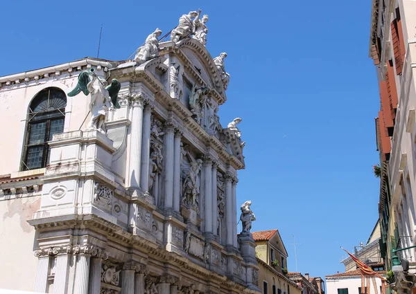 Gevel van de kerk Santa Maria Zobenigo in Venetië, Italië — Stockfoto