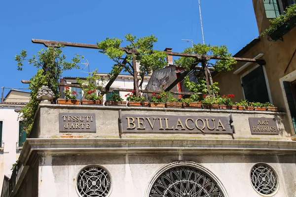 Pittoreska byggnad med blommor på terrassen. Venedig, Italien — Stockfoto