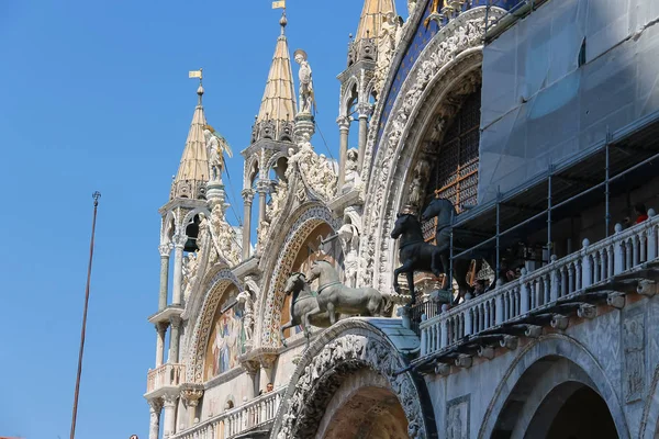 Touristen auf dem berühmten Markusplatz in Venedig, Italien — Stockfoto