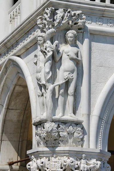 Corner part of facade of Doge's Palace in Venice, Italy — Stock Photo, Image