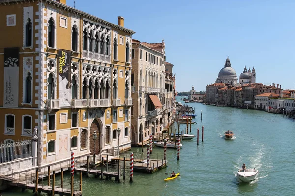 Utsikt över Canal Grande från Accademia-bron i Venedig, Italien — Stockfoto