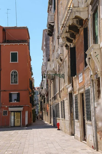 Turystów spaceru na ulicy, Wenecja, Włochy — Zdjęcie stockowe