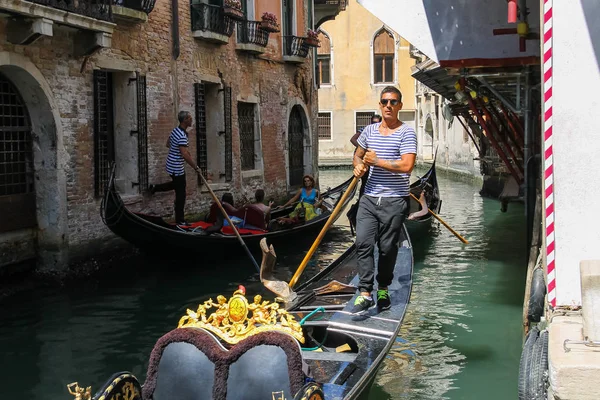 Turystów w gondoli na canal Wenecja, Włochy — Zdjęcie stockowe