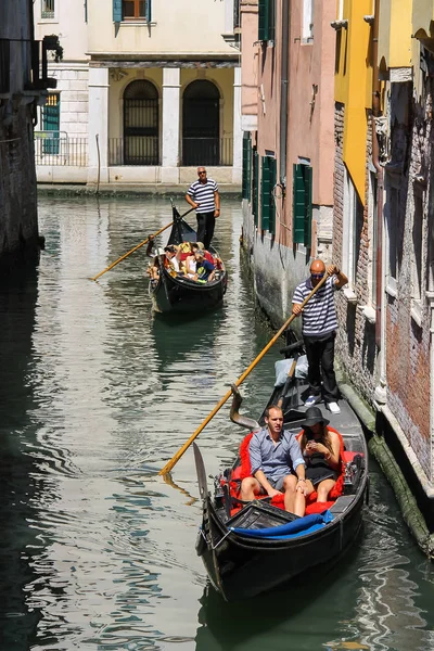 Turister i gondol på kanal i Venedig, Italien — Stockfoto