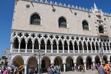 Ünlü Meydanı na Venedik, İtalya üzerinde yürüyen turist
