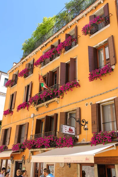 Facciata del pittoresco Hotel Agli Alboretti a Venezia — Foto Stock