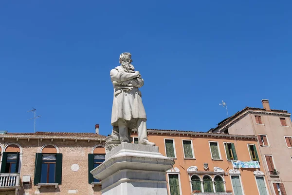 Estatua de Nicolo Tommaseo en la plaza de San Esteban. Venecia, Italia — Foto de Stock