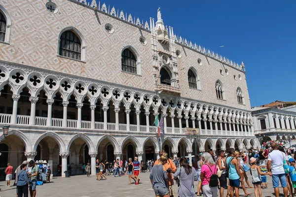 Touristen spazieren auf dem berühmten Markusplatz in Venedig, Italien — Stockfoto