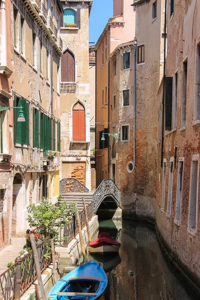 Gôndola vazia no canal de Veneza, Itália — Fotografia de Stock