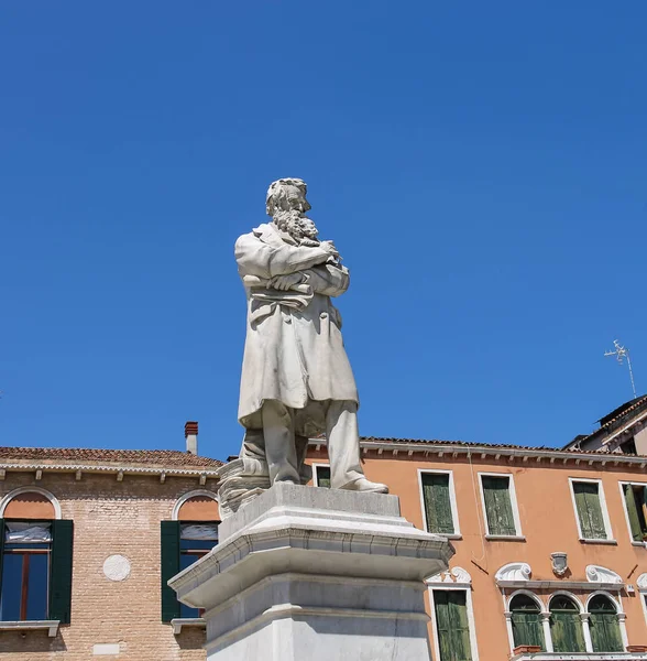 Staty av Nicolo Tommaseo i Venedig, Italien — Stockfoto