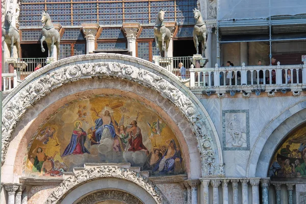 Touristen auf der Empore der Basilika San Marco in Venedig, — Stockfoto