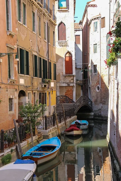 Lege gondels op kanaal van Venetië, Italië — Stockfoto