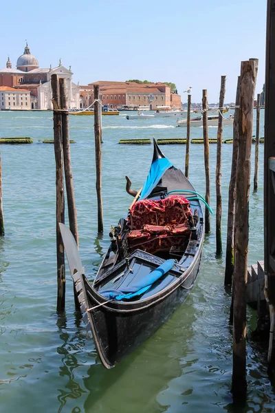 Empty gondola at the pier in Venice, Italy — Stock Photo, Image