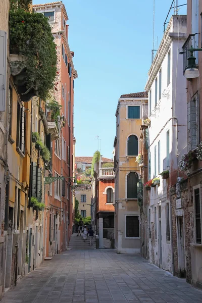 Turystów na wąskiej uliczce w zabytkowym centrum Wenecji, San Marc — Zdjęcie stockowe