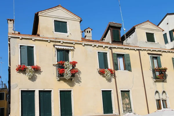 Antiguo edificio en la plaza de Sant Anzolo en Venecia, Italia — Foto de Stock